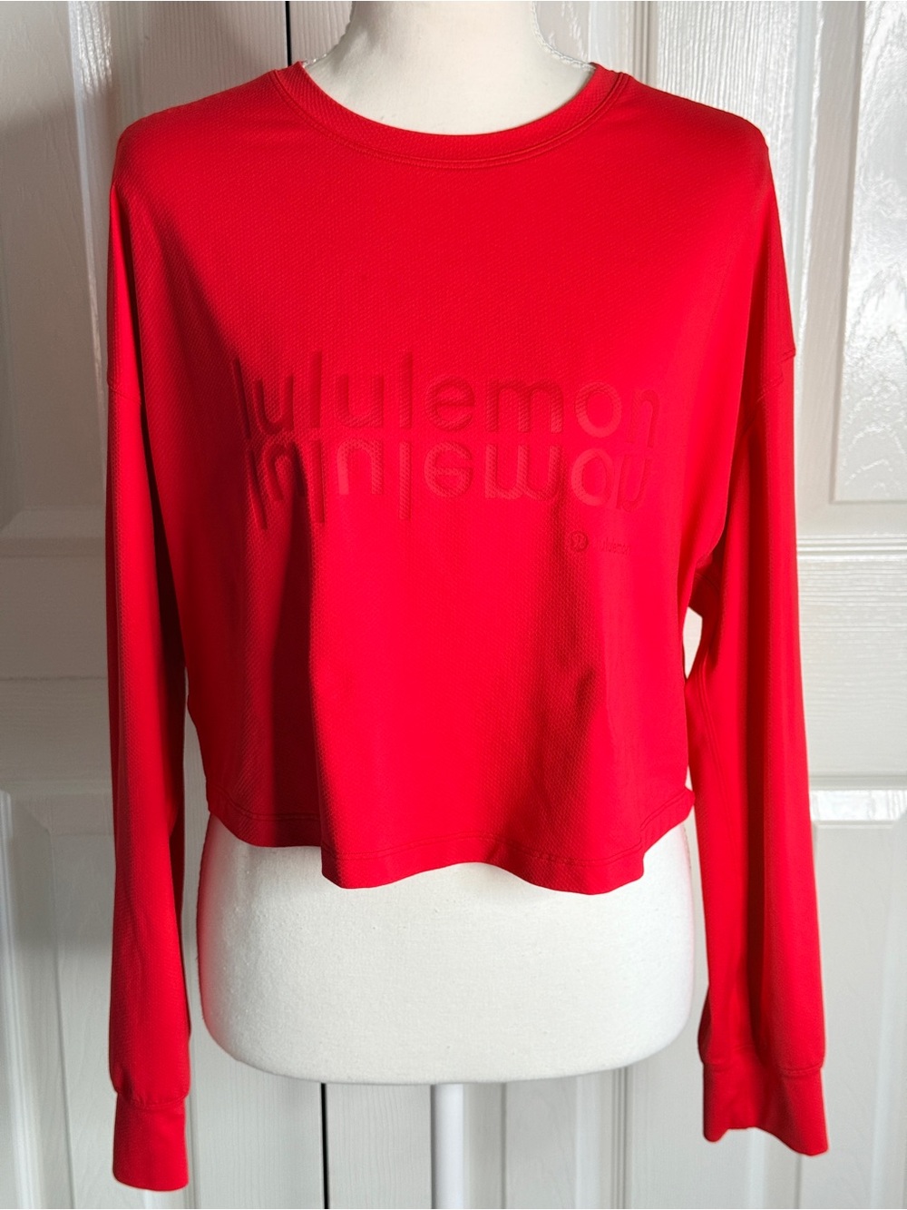LIKE NEW lululemon athletica Red Long-Sleeve Cropped Top